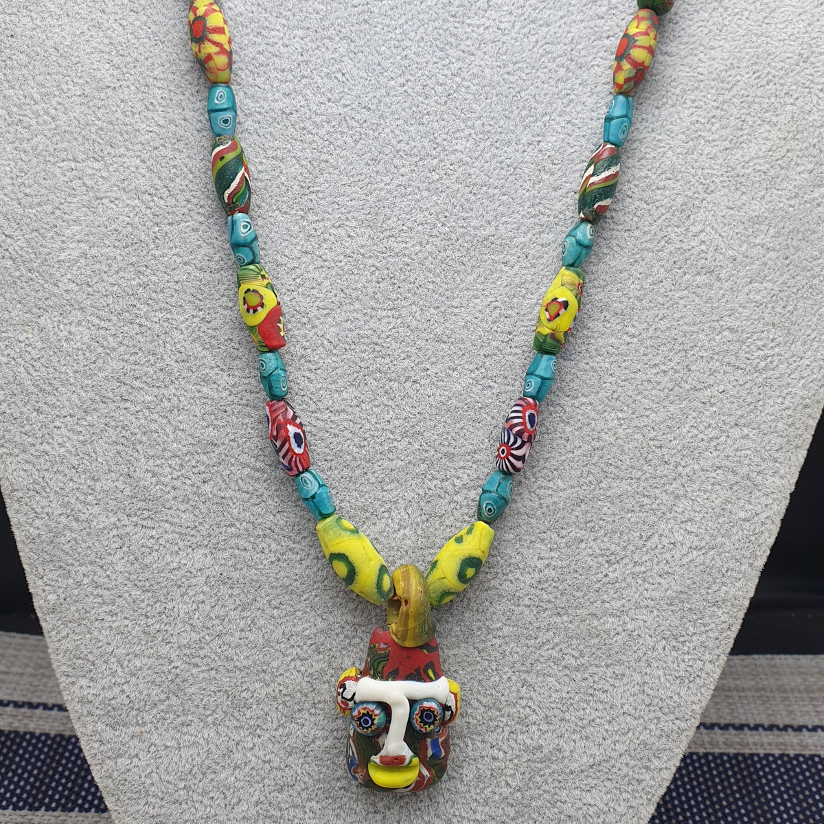 Collier avec pendentif en verre antique vénitien de style africain et verre ancien