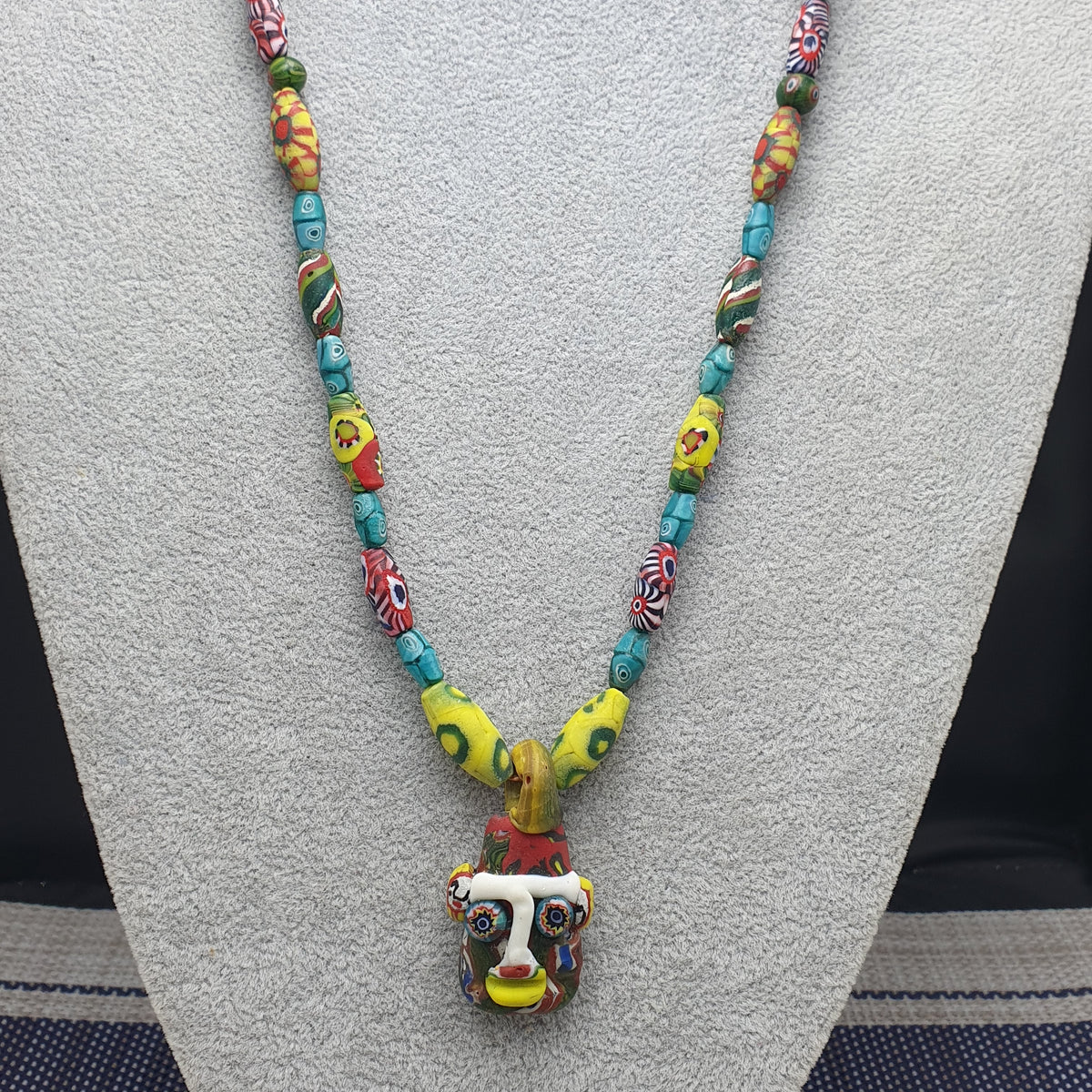 Collier avec pendentif en verre antique vénitien de style africain et verre ancien