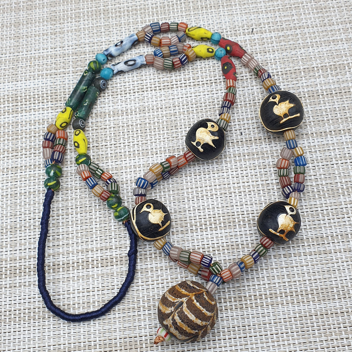 Collier de perles en verre, style africain vénitien vintage avec motif vieil oiseau