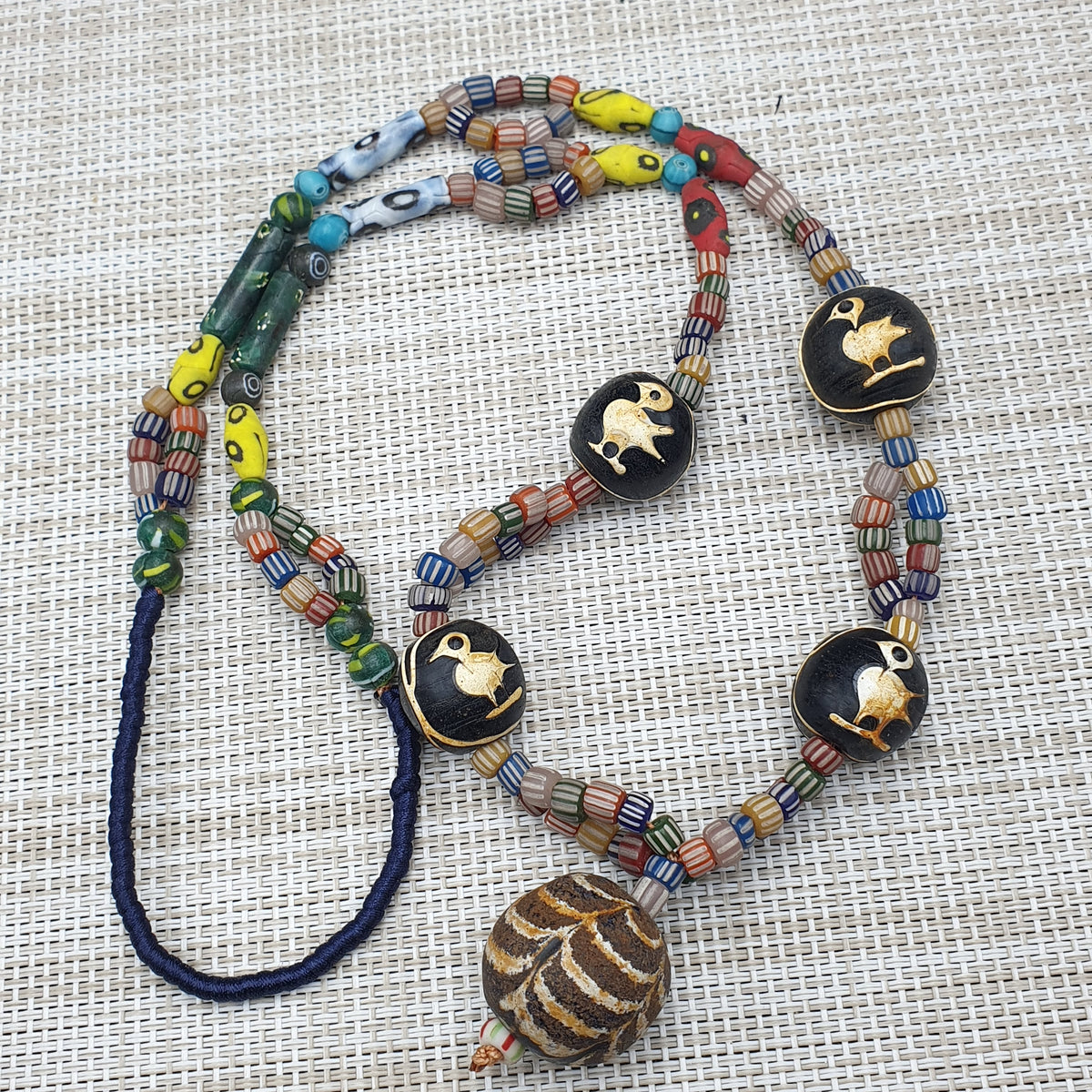 Collier de perles en verre, style africain vénitien vintage avec motif vieil oiseau