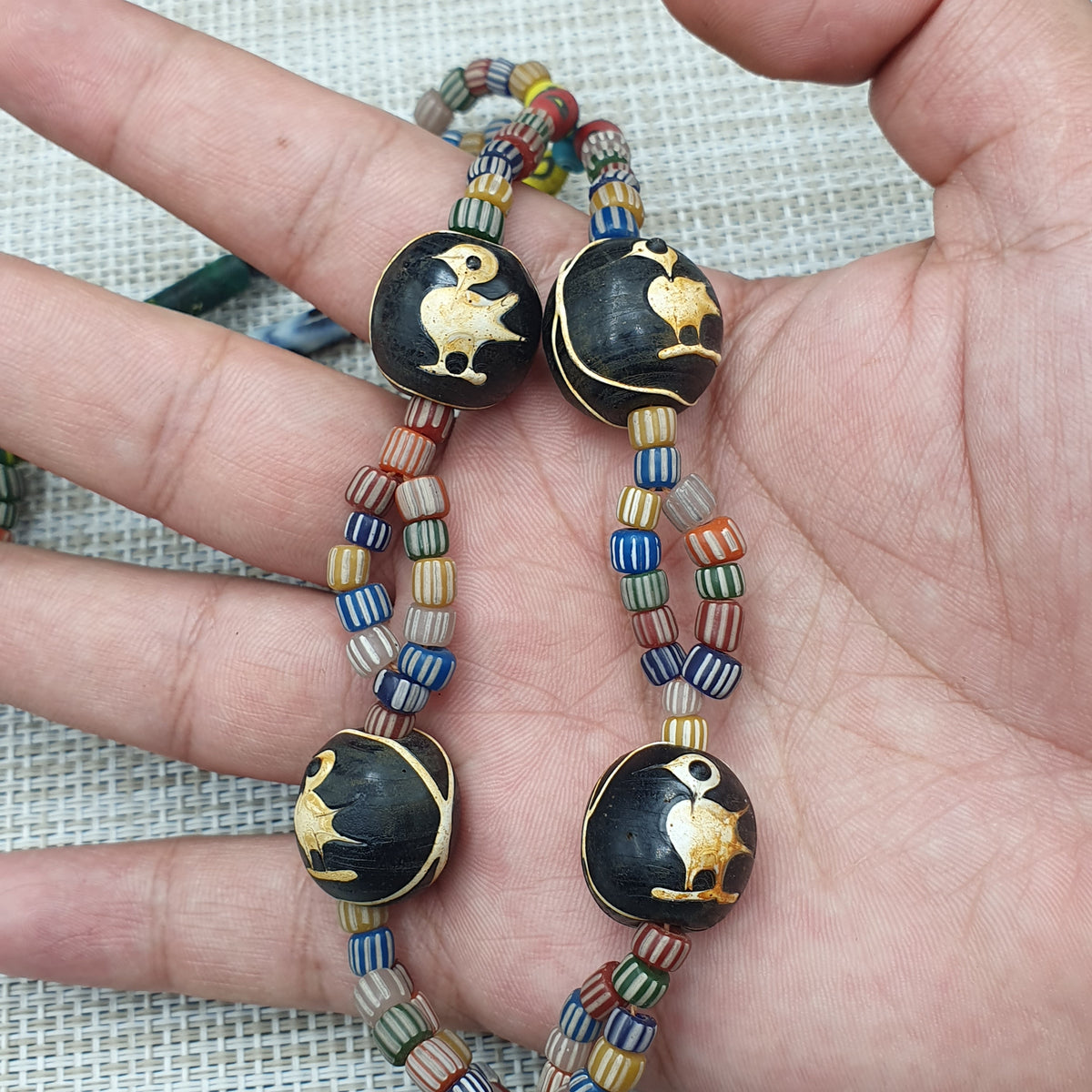 Collier de perles en verre, style africain vénitien vintage avec motif vieil oiseau