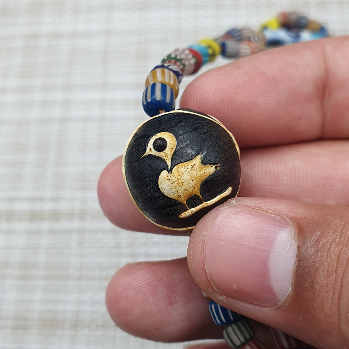 Collier de perles en verre, style africain vénitien vintage avec motif vieil oiseau