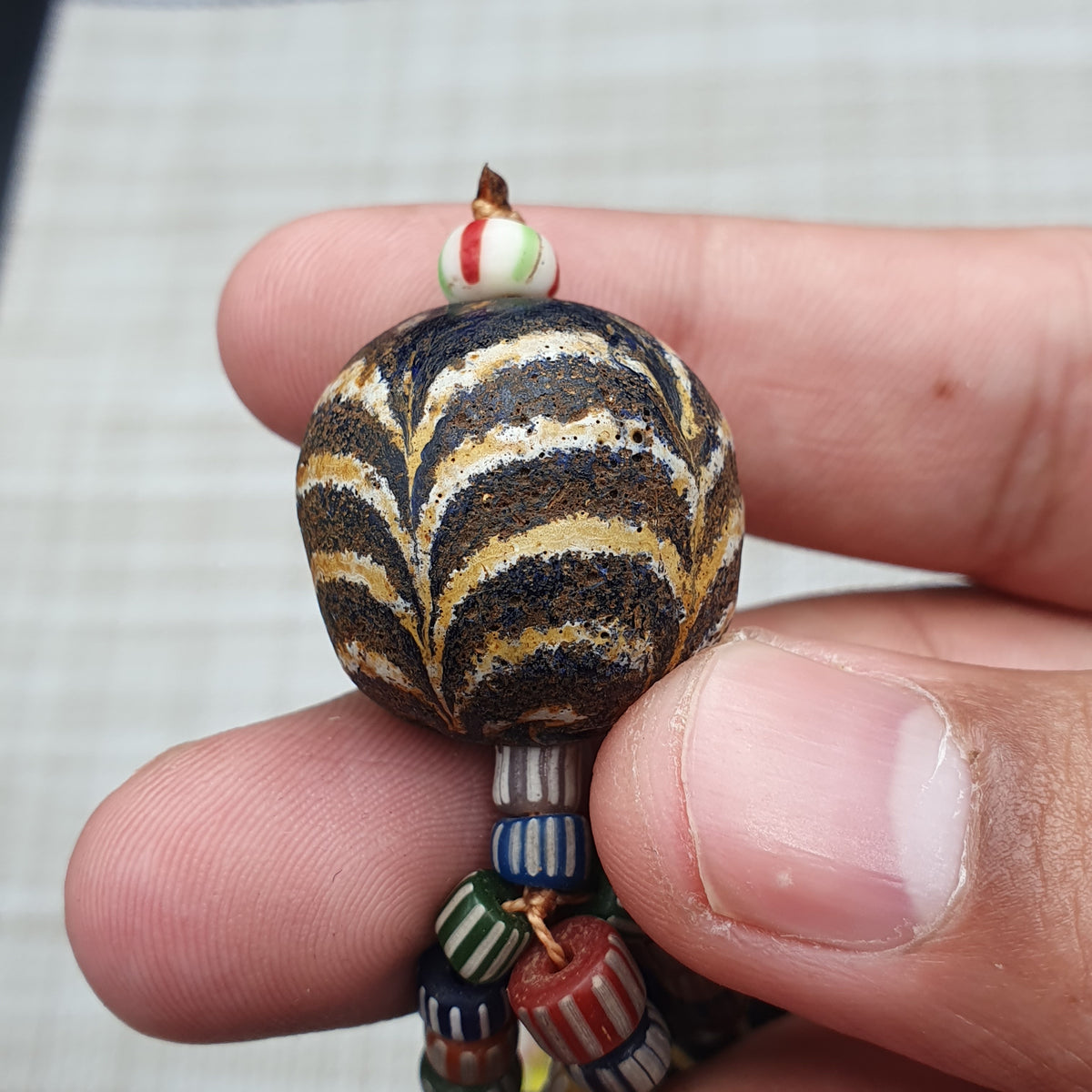 Collier de perles en verre, style africain vénitien vintage avec motif vieil oiseau