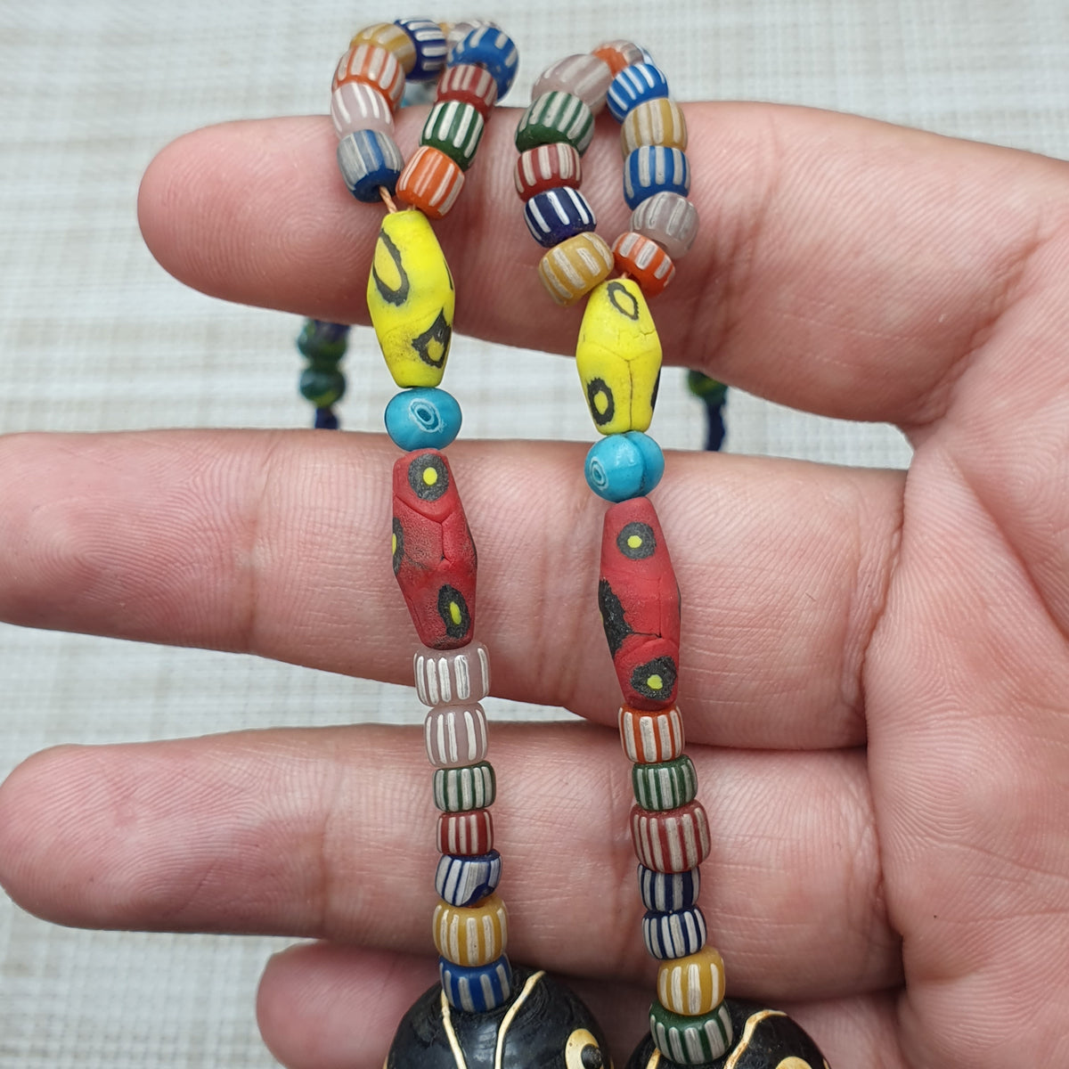 Collier de perles en verre, style africain vénitien vintage avec motif vieil oiseau