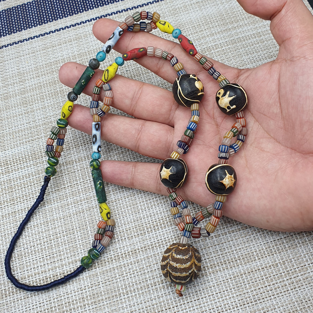 Collier de perles en verre, style africain vénitien vintage avec motif vieil oiseau