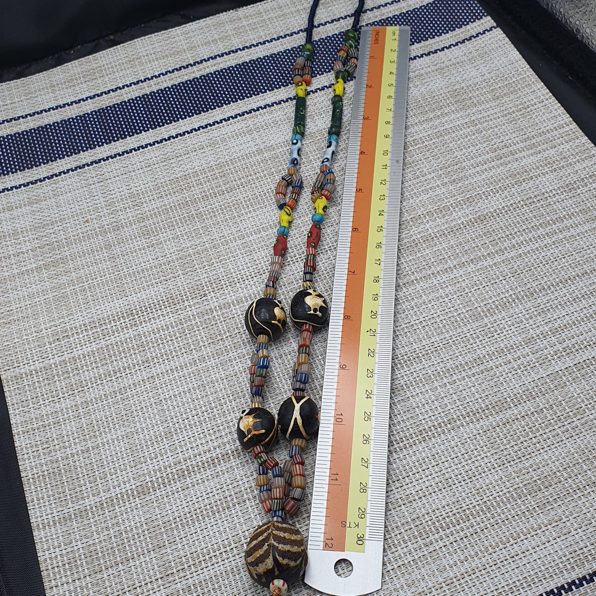 Collier de perles en verre, style africain vénitien vintage avec motif vieil oiseau