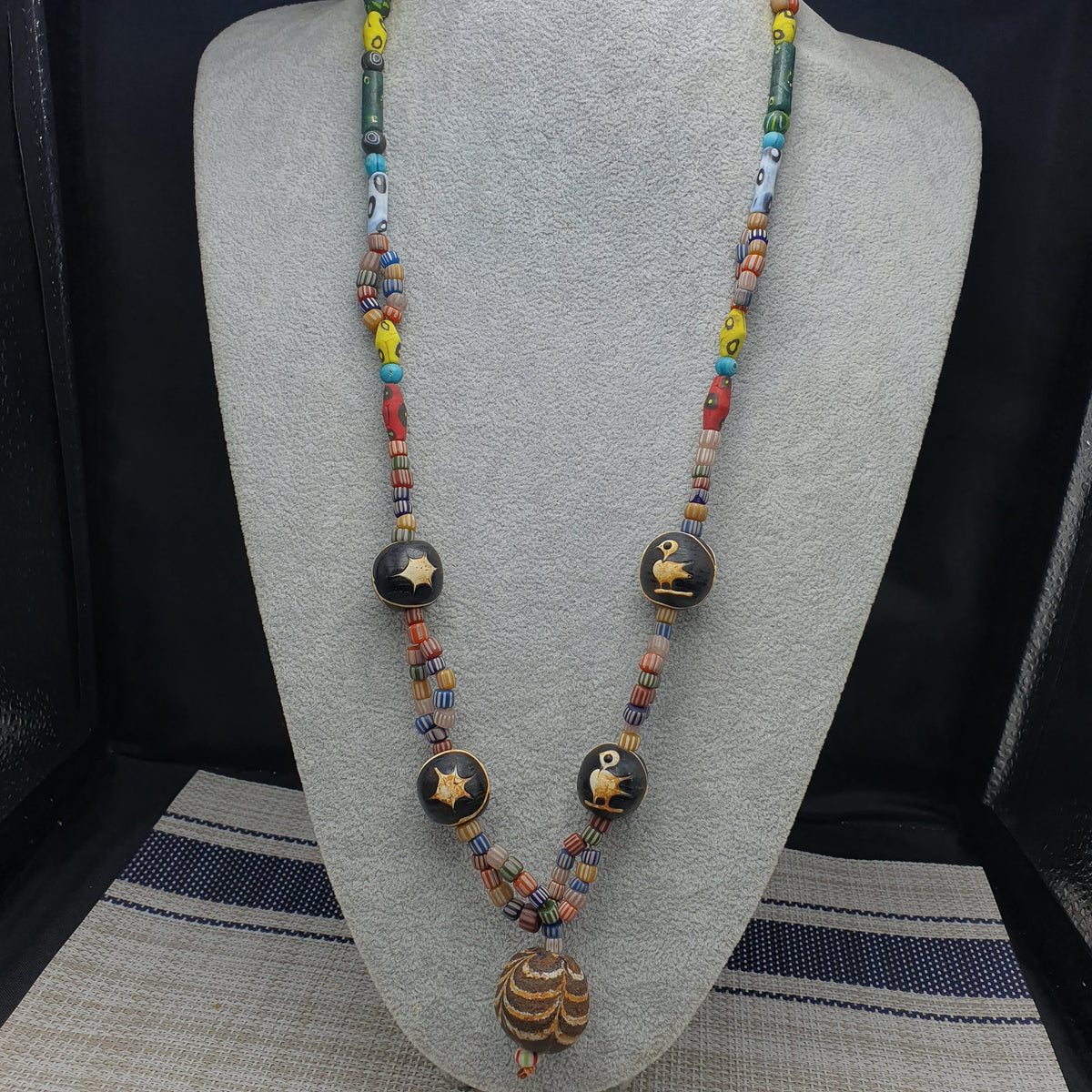 Collier de perles en verre, style africain vénitien vintage avec motif vieil oiseau