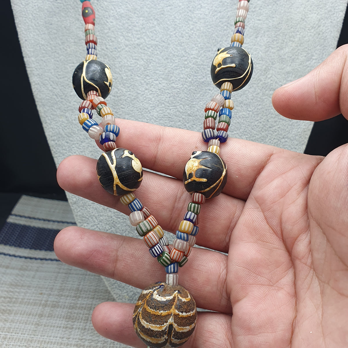 Collier de perles en verre, style africain vénitien vintage avec motif vieil oiseau