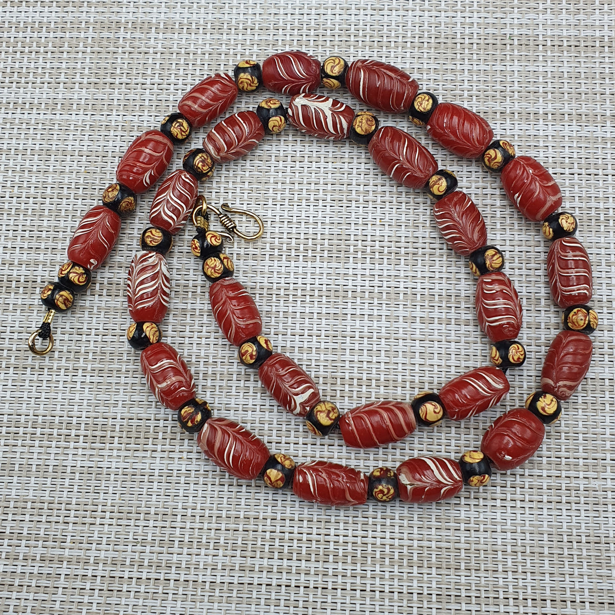 Collier de perles de verre jaunes et noires, style vénitien vintage, avec mouffette
