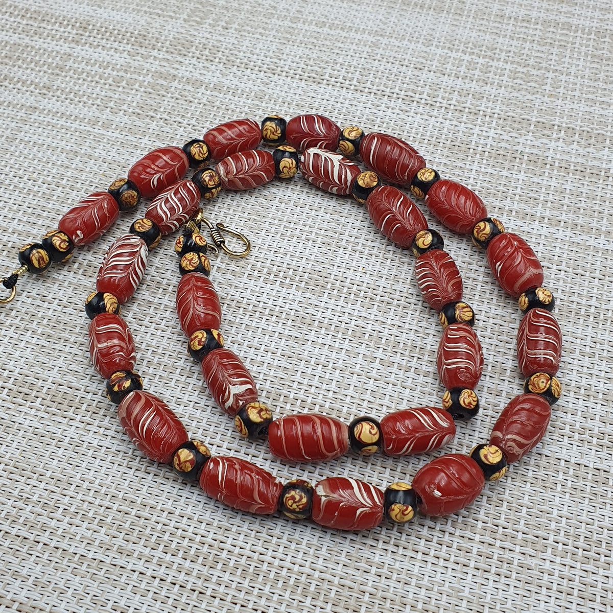 Collier de perles de verre jaunes et noires, style vénitien vintage, avec mouffette