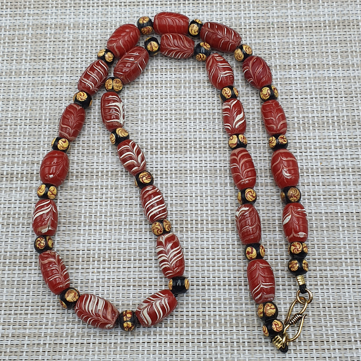Collier de perles de verre jaunes et noires, style vénitien vintage, avec mouffette