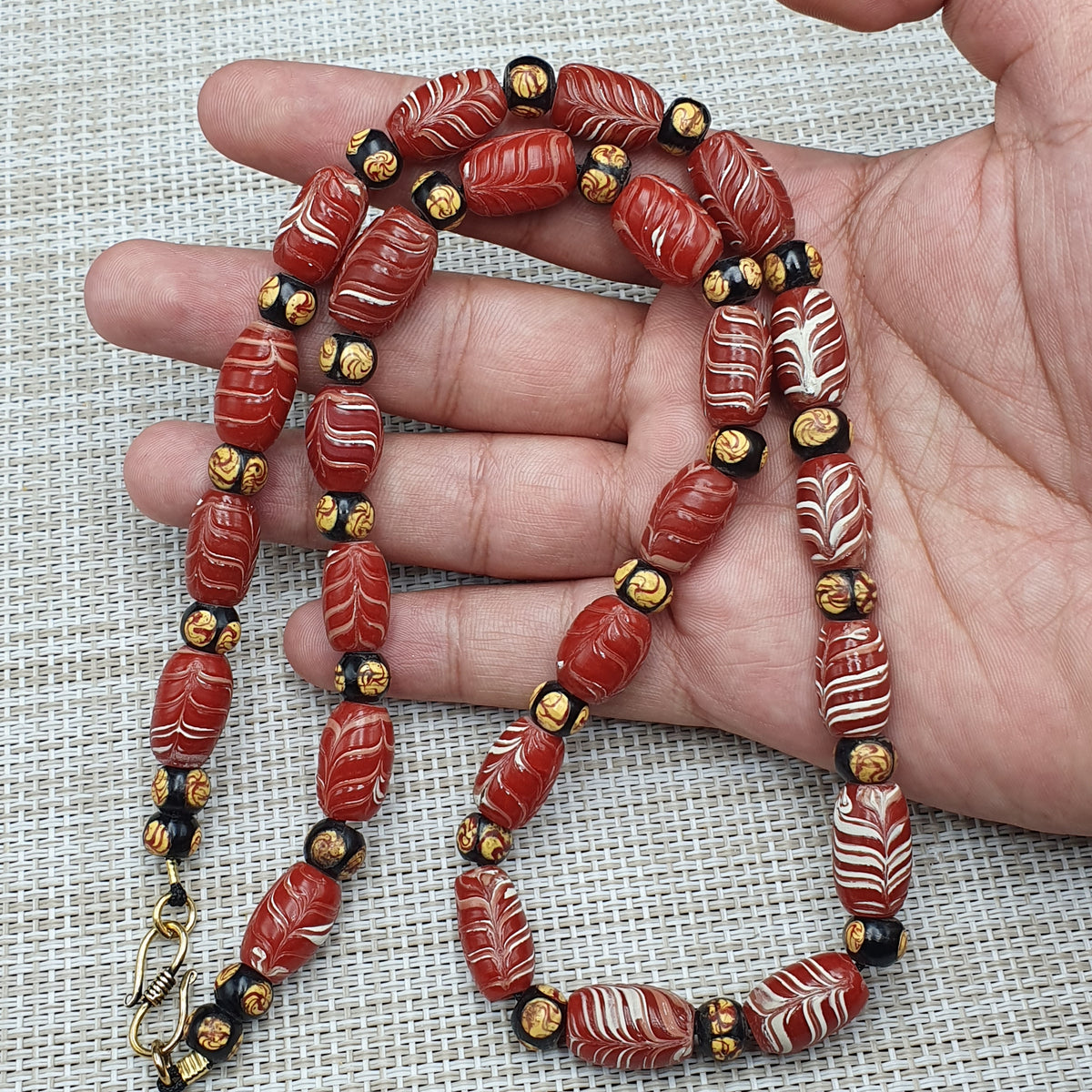 Collier de perles de verre jaunes et noires, style vénitien vintage, avec mouffette
