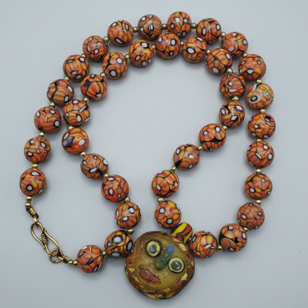Collier de perles en verre antique d'inspiration vénitienne avec pendentif en verre à motif ancien
