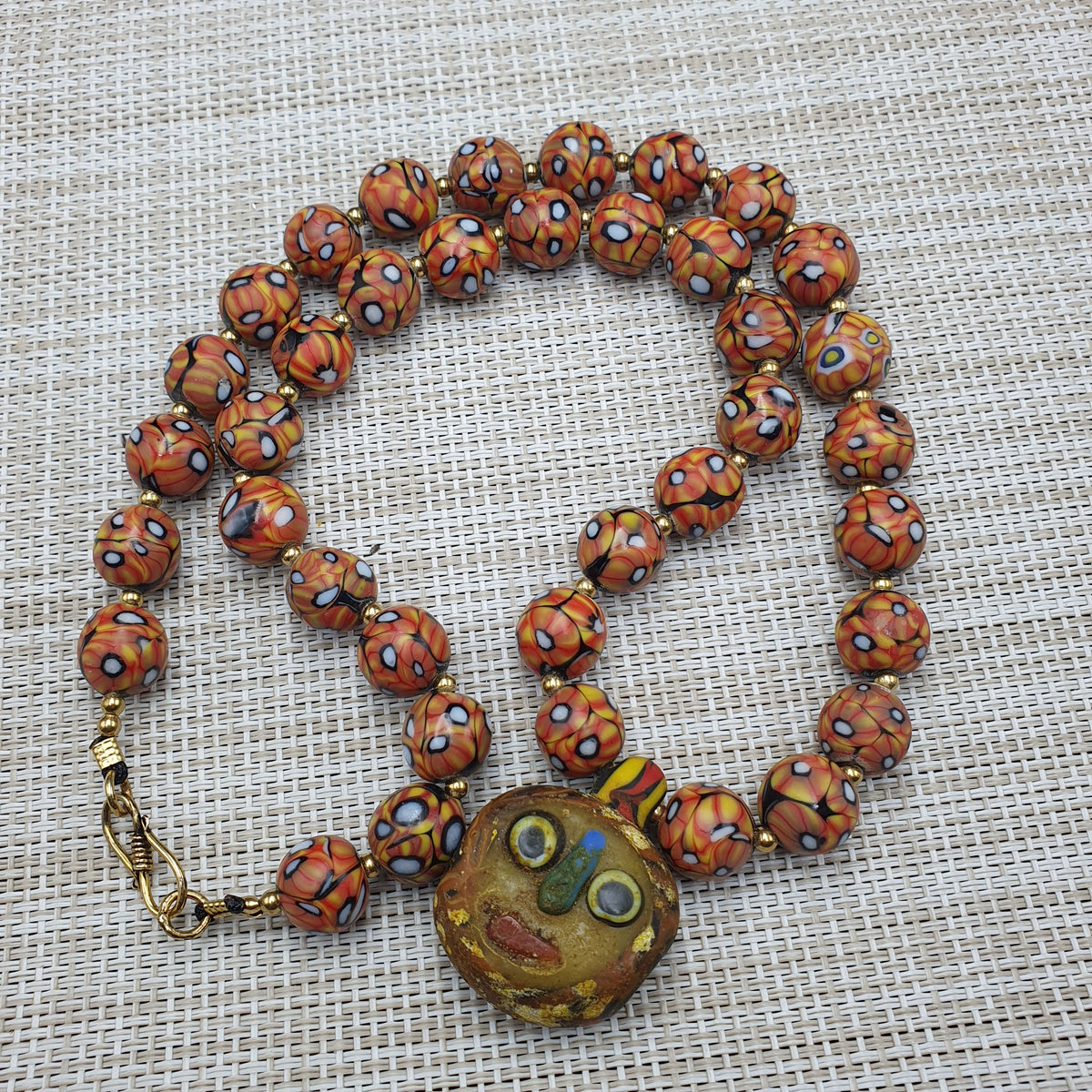 Collier de perles en verre antique d'inspiration vénitienne avec pendentif en verre à motif ancien