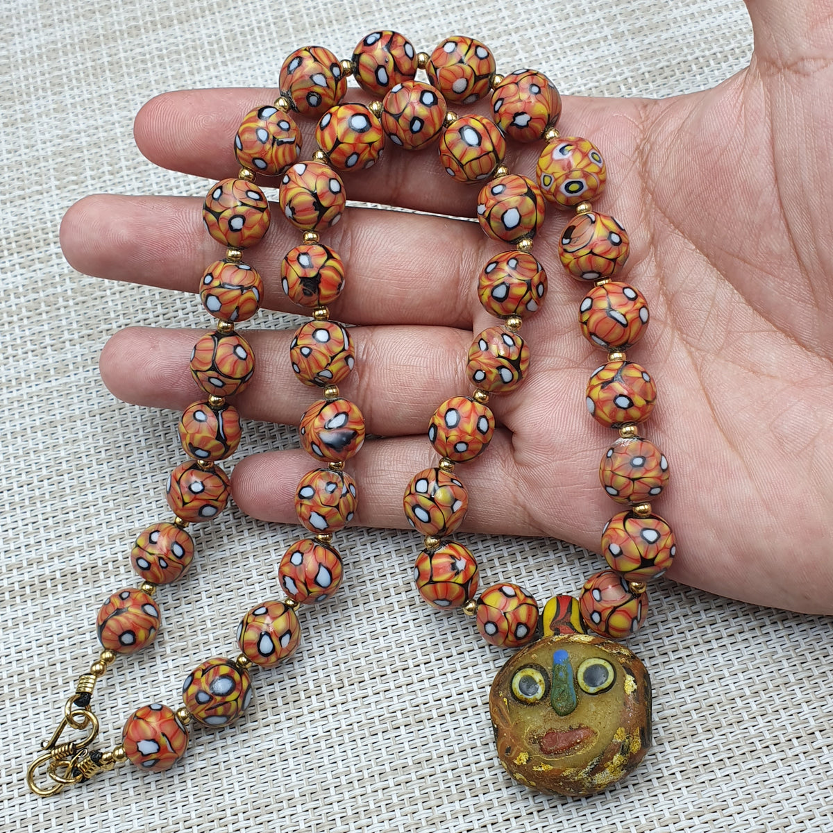 Collier de perles en verre antique d'inspiration vénitienne avec pendentif en verre à motif ancien