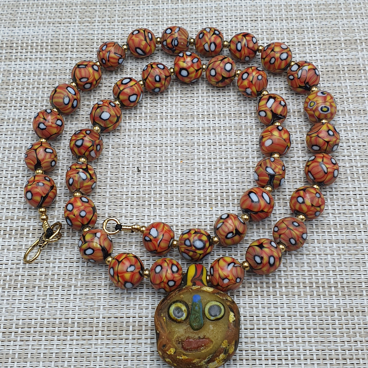 Collier de perles en verre antique d'inspiration vénitienne avec pendentif en verre à motif ancien