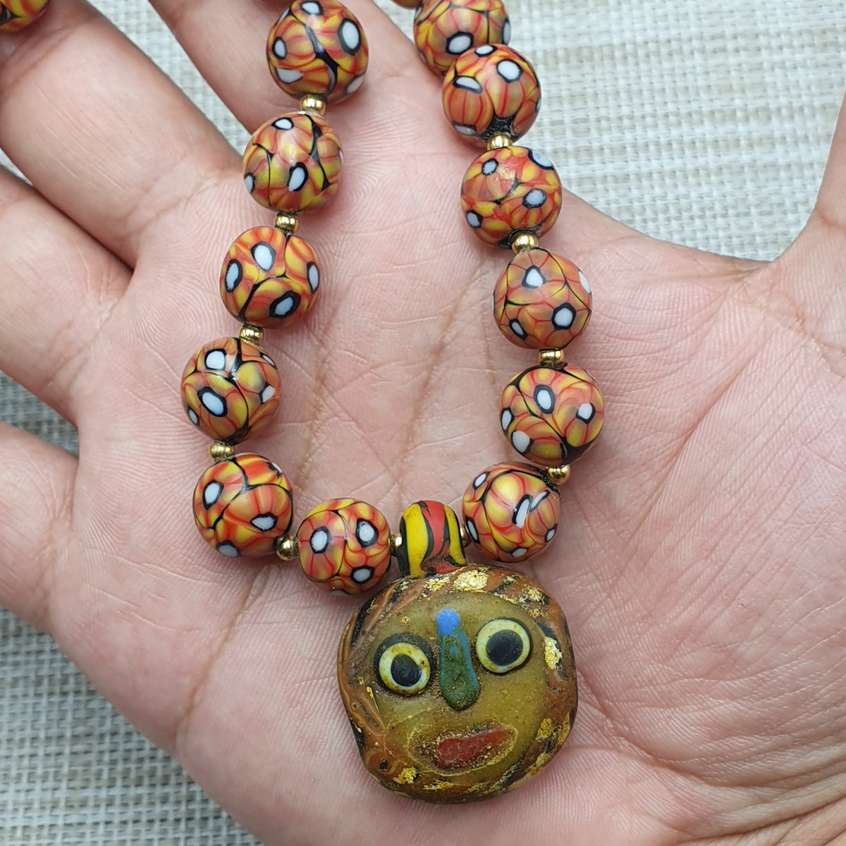 Collier de perles en verre antique d'inspiration vénitienne avec pendentif en verre à motif ancien