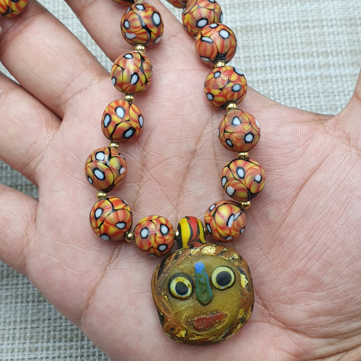 Collier de perles en verre antique d'inspiration vénitienne avec pendentif en verre à motif ancien