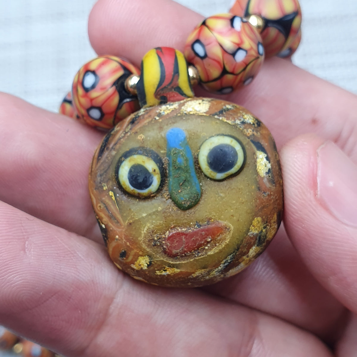 Collier de perles en verre antique d'inspiration vénitienne avec pendentif en verre à motif ancien