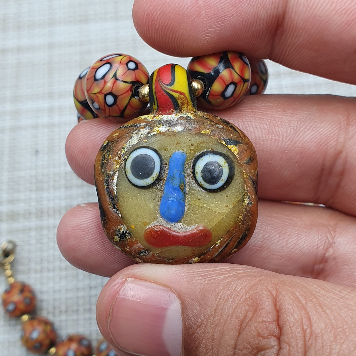 Collier de perles en verre antique d'inspiration vénitienne avec pendentif en verre à motif ancien