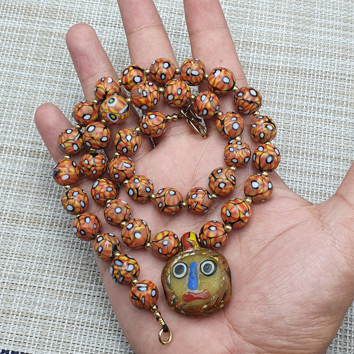 Collier de perles en verre antique d'inspiration vénitienne avec pendentif en verre à motif ancien