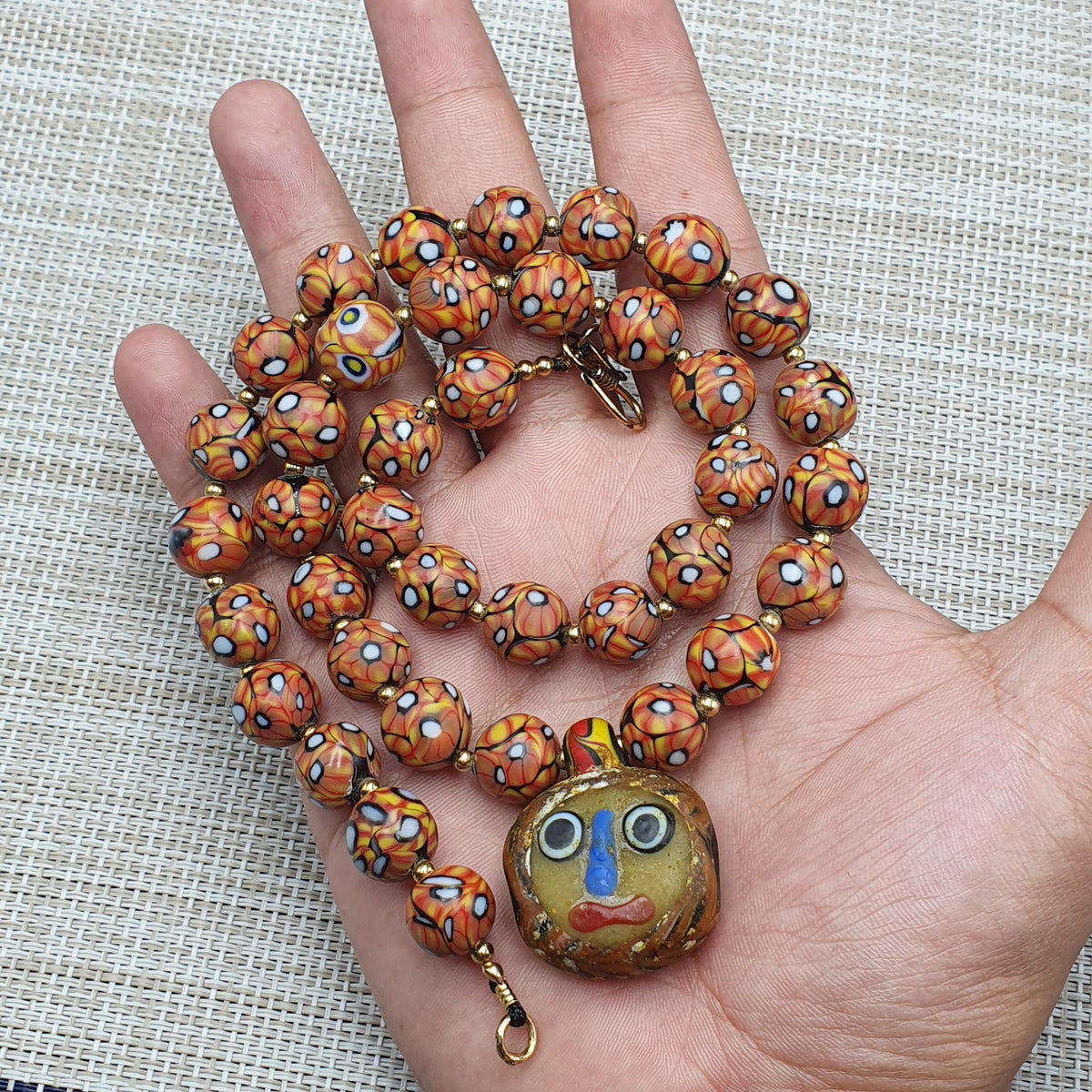Collier de perles en verre antique d'inspiration vénitienne avec pendentif en verre à motif ancien