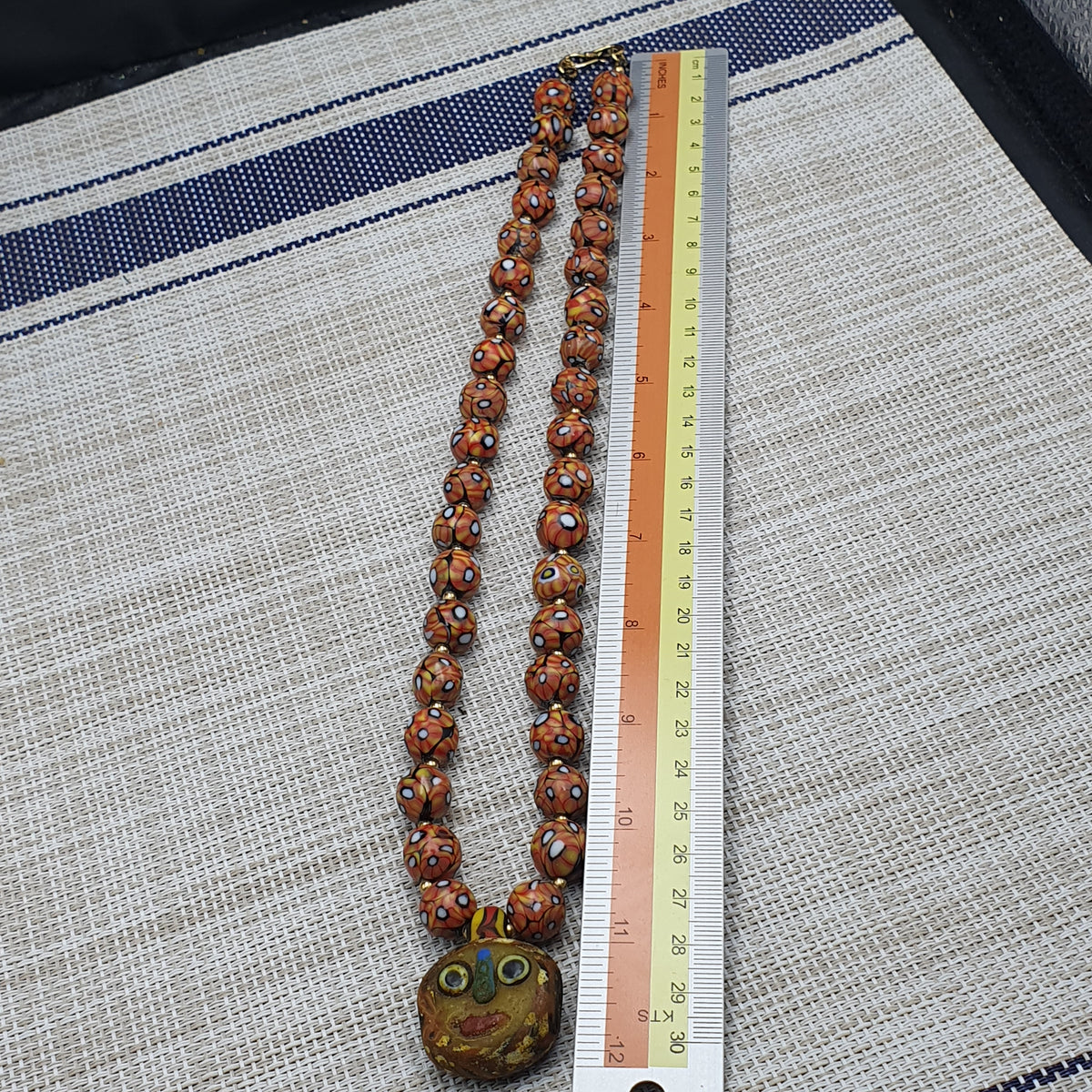 Collier de perles en verre antique d'inspiration vénitienne avec pendentif en verre à motif ancien