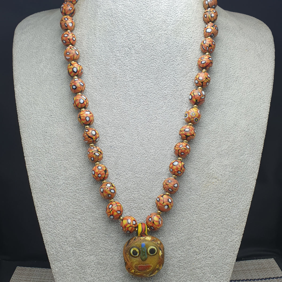 Collier de perles en verre antique d'inspiration vénitienne avec pendentif en verre à motif ancien