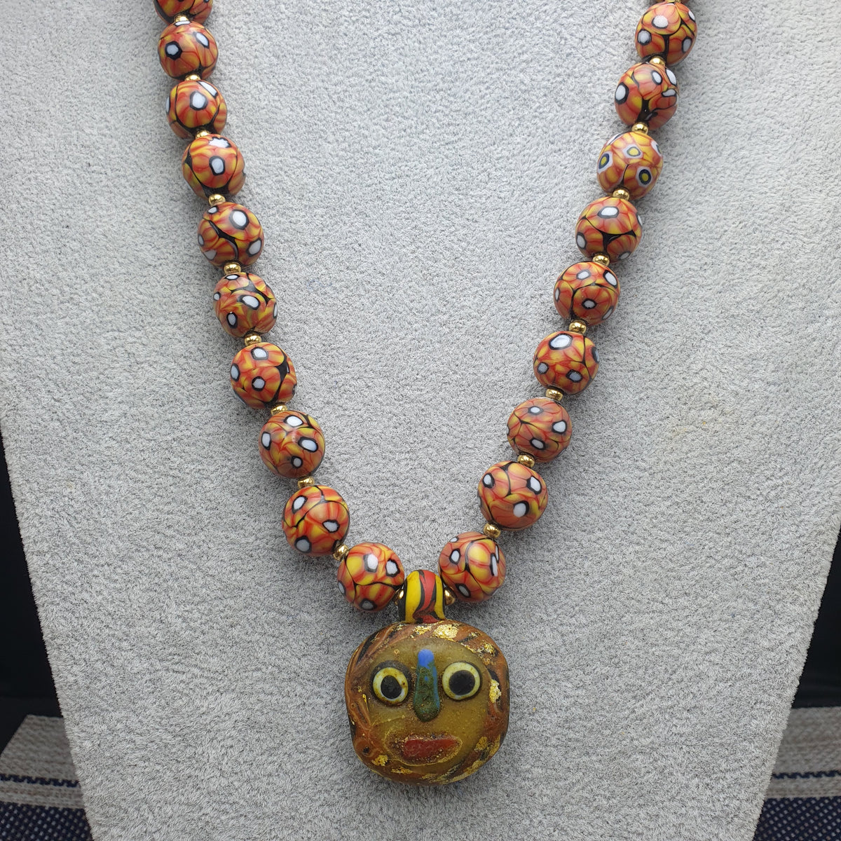 Collier de perles en verre antique d'inspiration vénitienne avec pendentif en verre à motif ancien