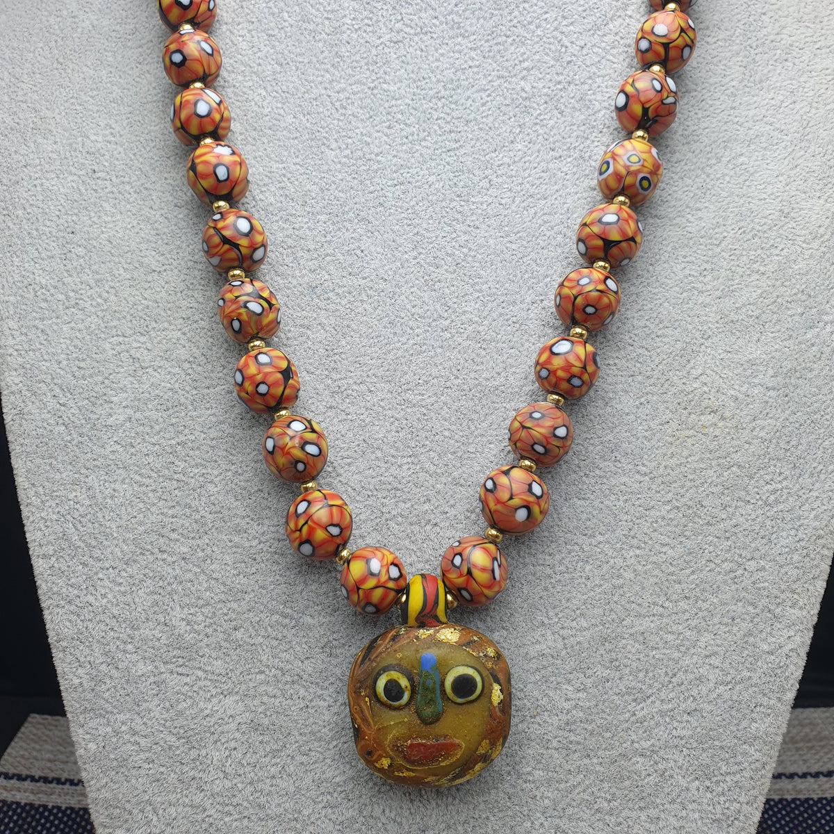 Collier de perles en verre antique d'inspiration vénitienne avec pendentif en verre à motif ancien