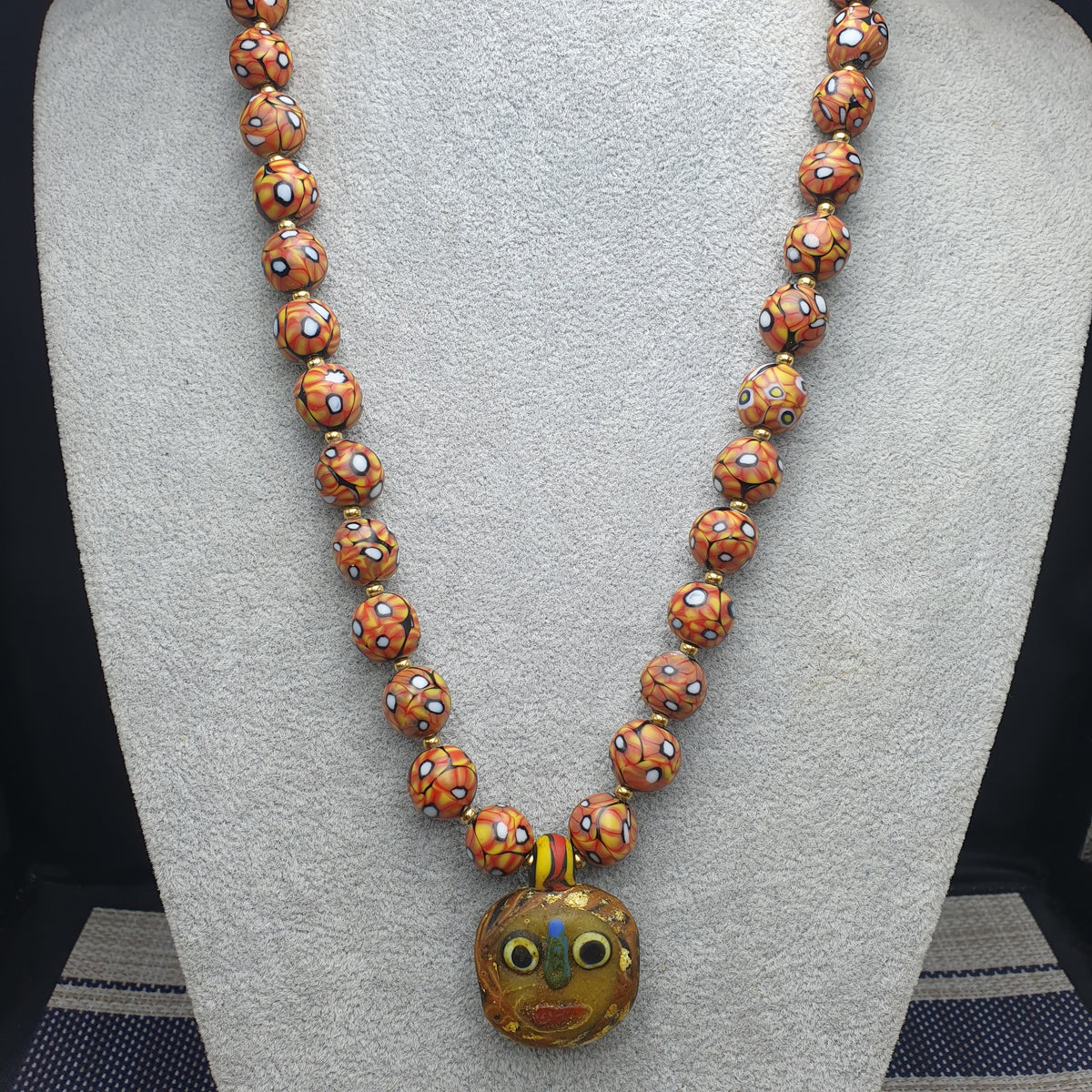 Collier de perles en verre antique d'inspiration vénitienne avec pendentif en verre à motif ancien