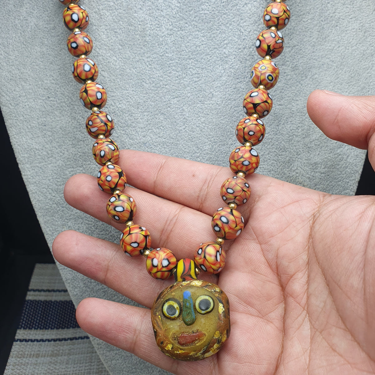 Collier de perles en verre antique d'inspiration vénitienne avec pendentif en verre à motif ancien