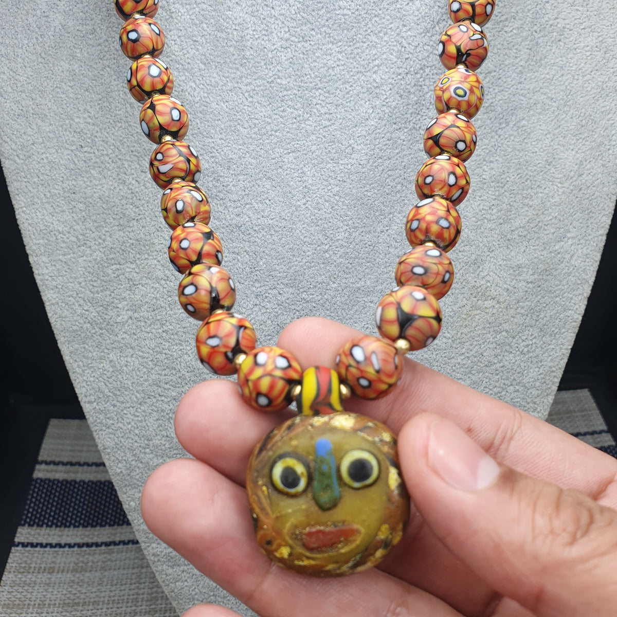 Collier de perles en verre antique d'inspiration vénitienne avec pendentif en verre à motif ancien