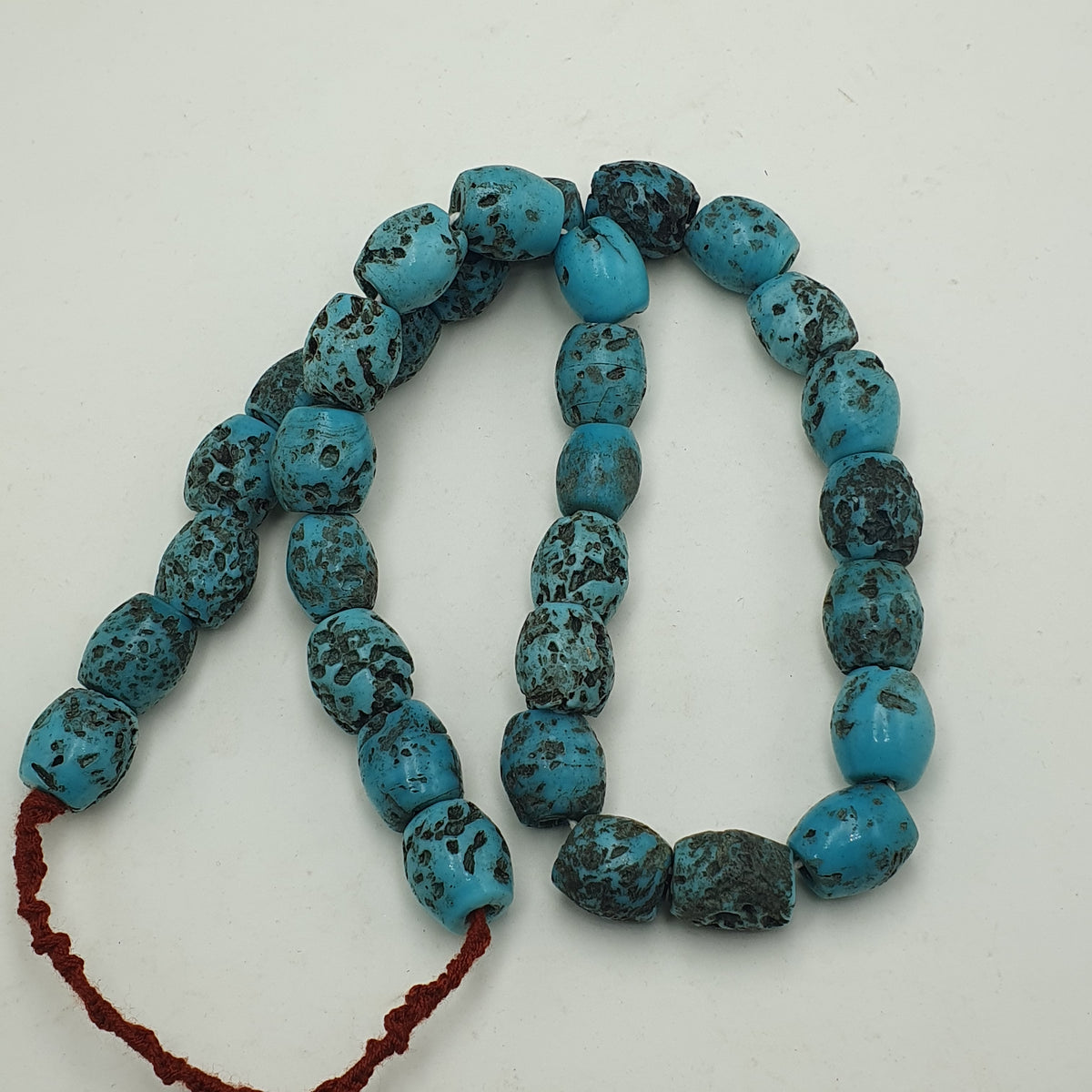 Collier ancien de perles en verre turquoise de style africain