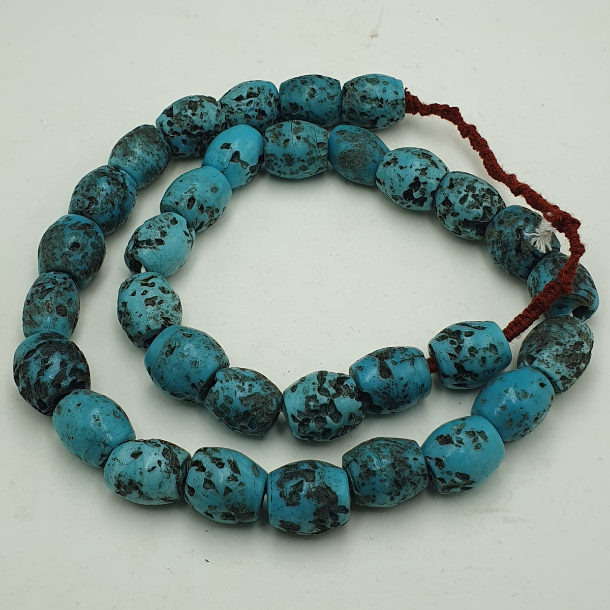 Collier ancien de perles en verre turquoise de style africain