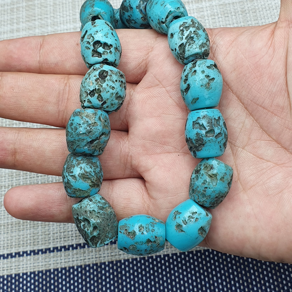 Collier ancien de perles en verre turquoise de style africain