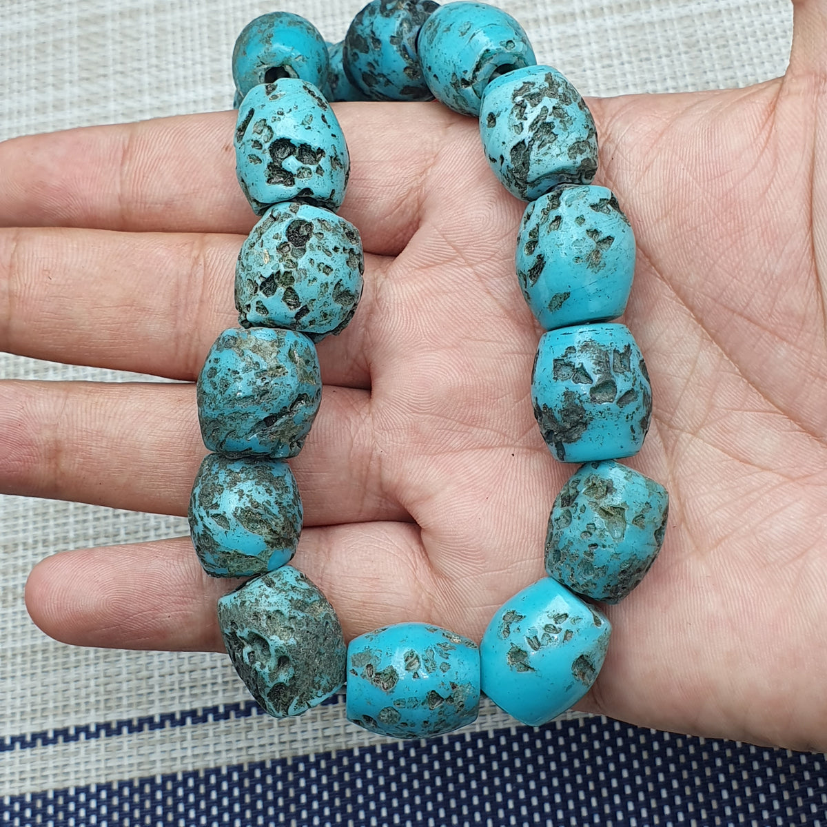 Collier ancien de perles en verre turquoise de style africain