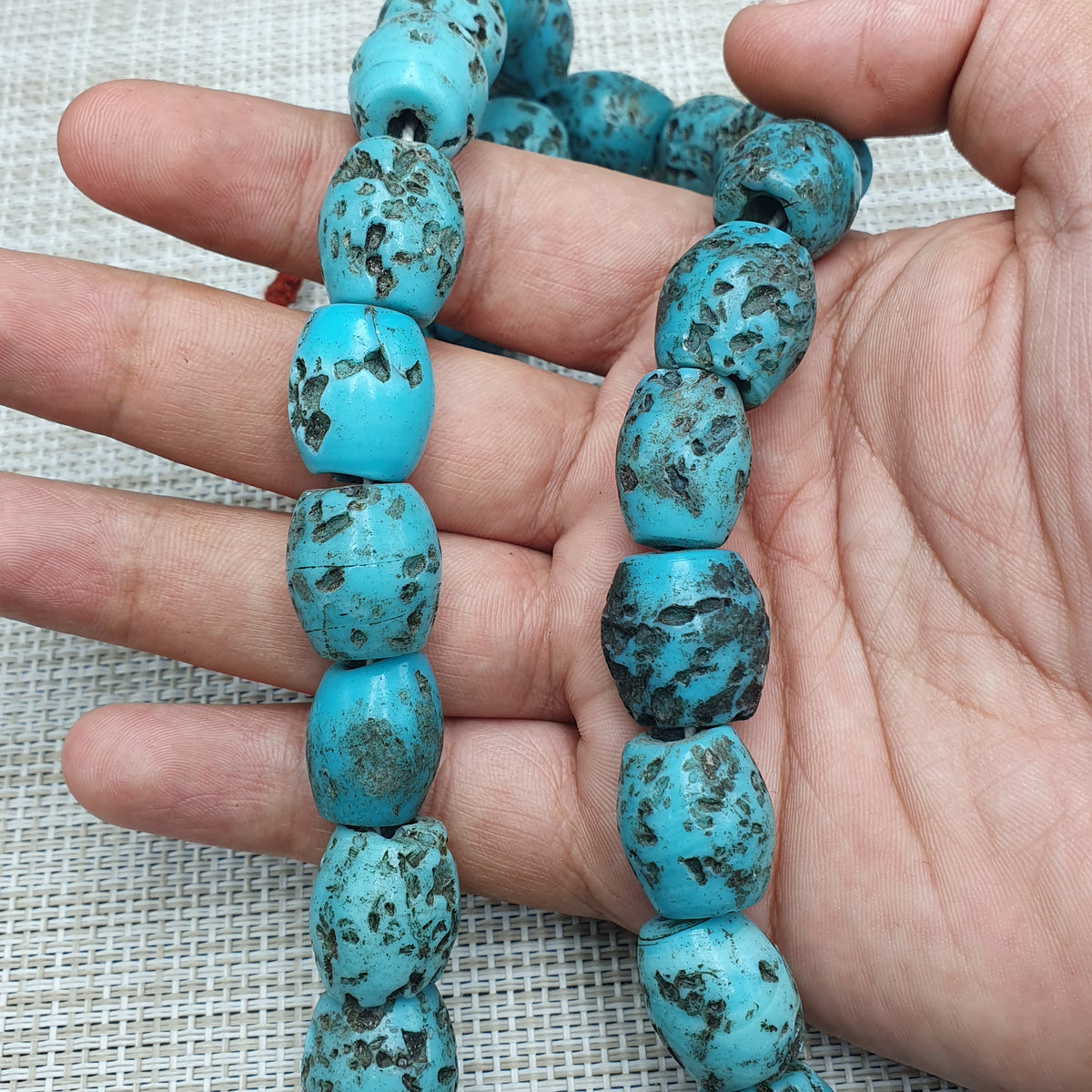 Collier ancien de perles en verre turquoise de style africain