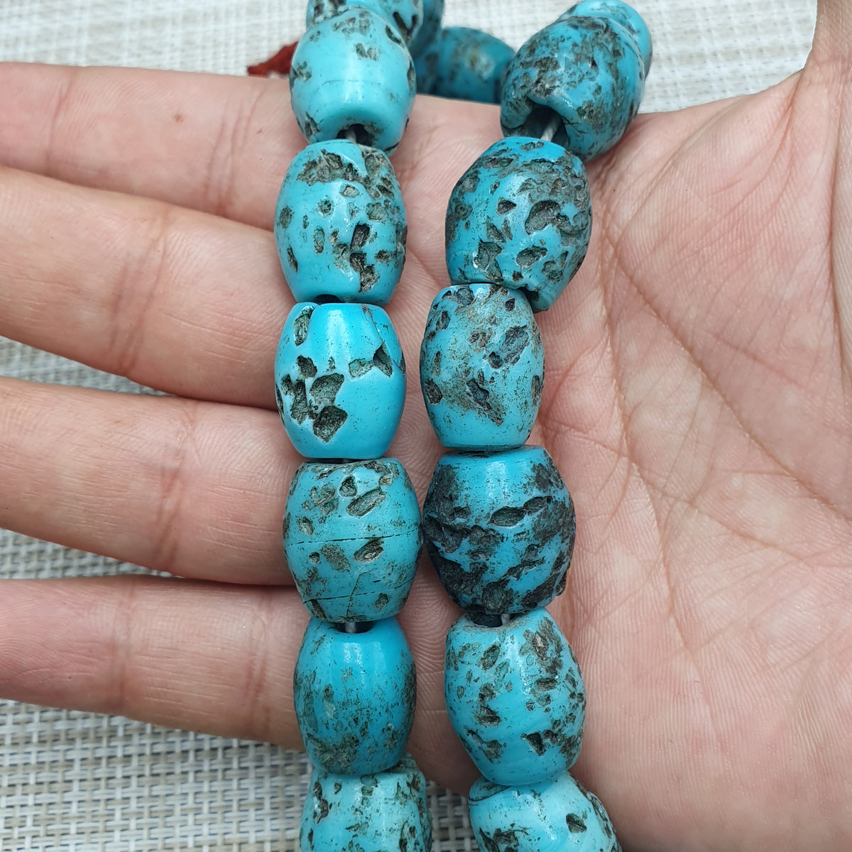 Collier ancien de perles en verre turquoise de style africain