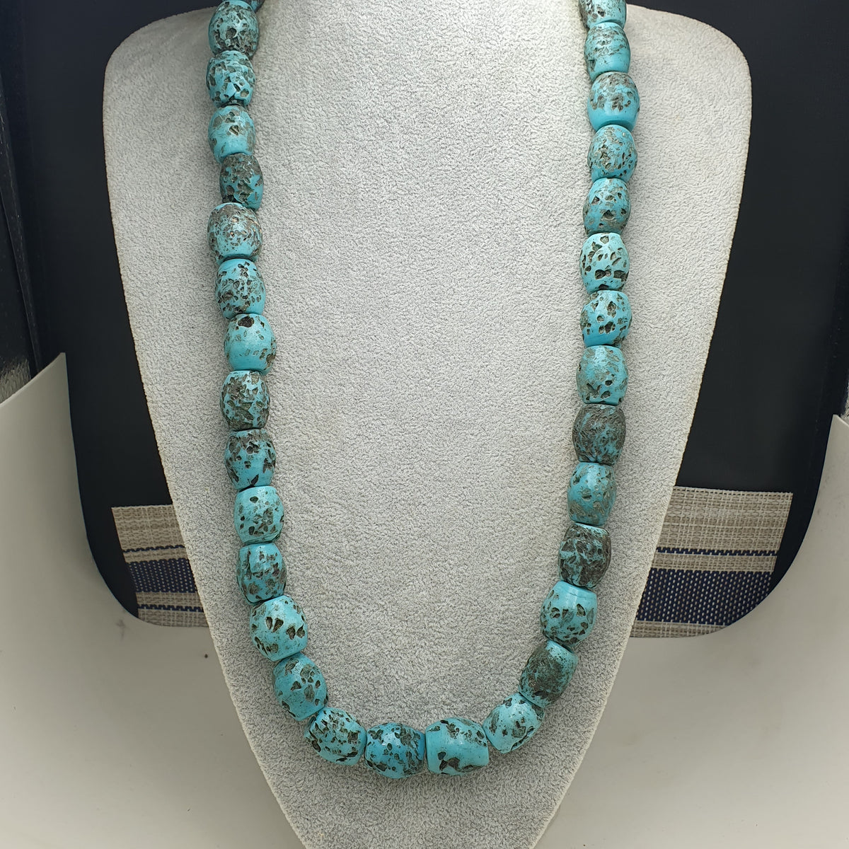 Collier ancien de perles en verre turquoise de style africain