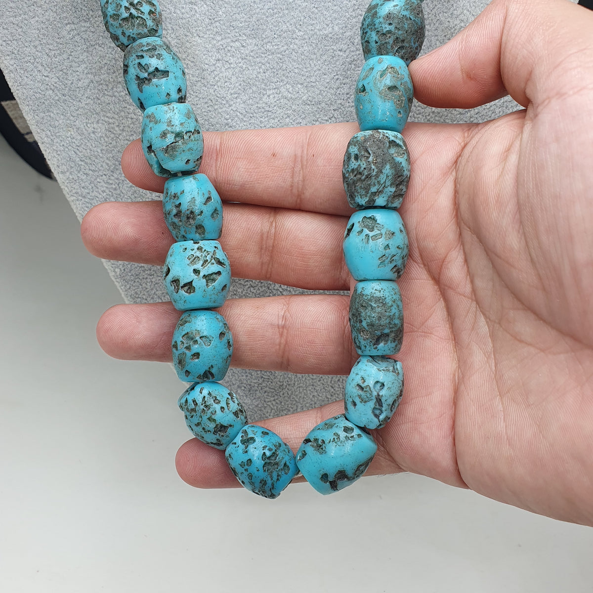 Collier ancien de perles en verre turquoise de style africain