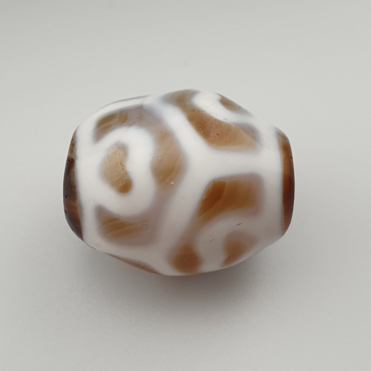 Amulette Perle d'Agate Ancienne du Tibet Motif Vase au Trésor de l'Himalaya