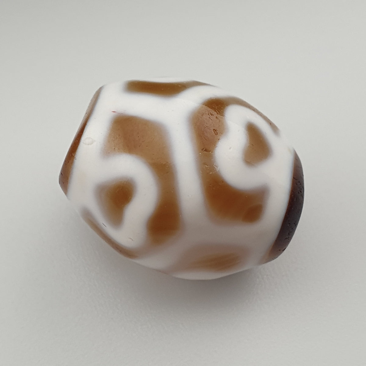 Amulette Perle d'Agate Ancienne du Tibet Motif Vase au Trésor de l'Himalaya