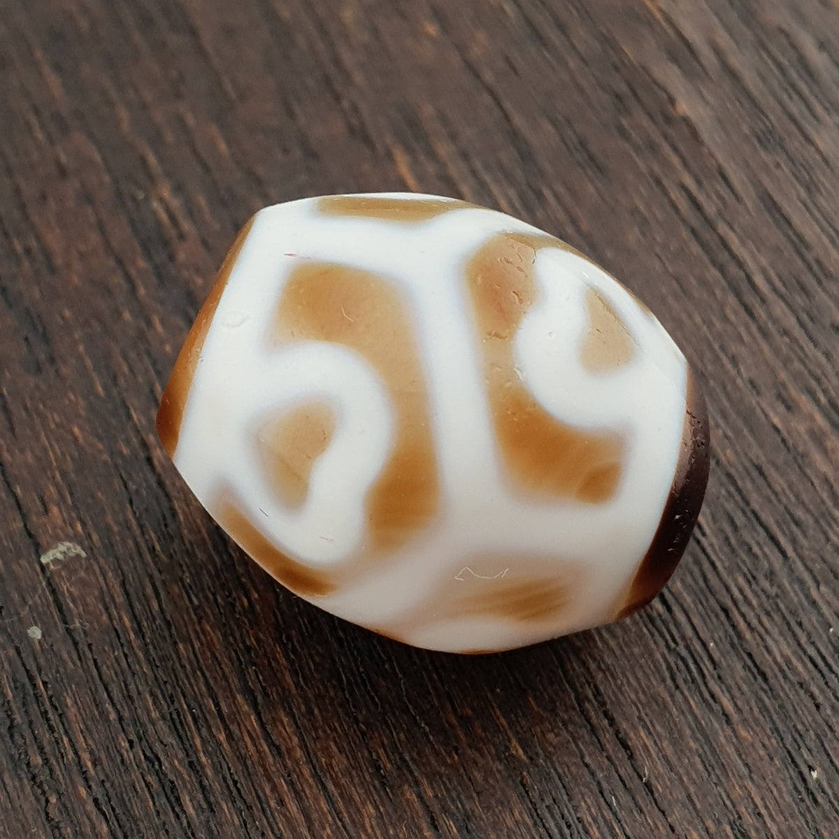 Amulette Perle d'Agate Ancienne du Tibet Motif Vase au Trésor de l'Himalaya