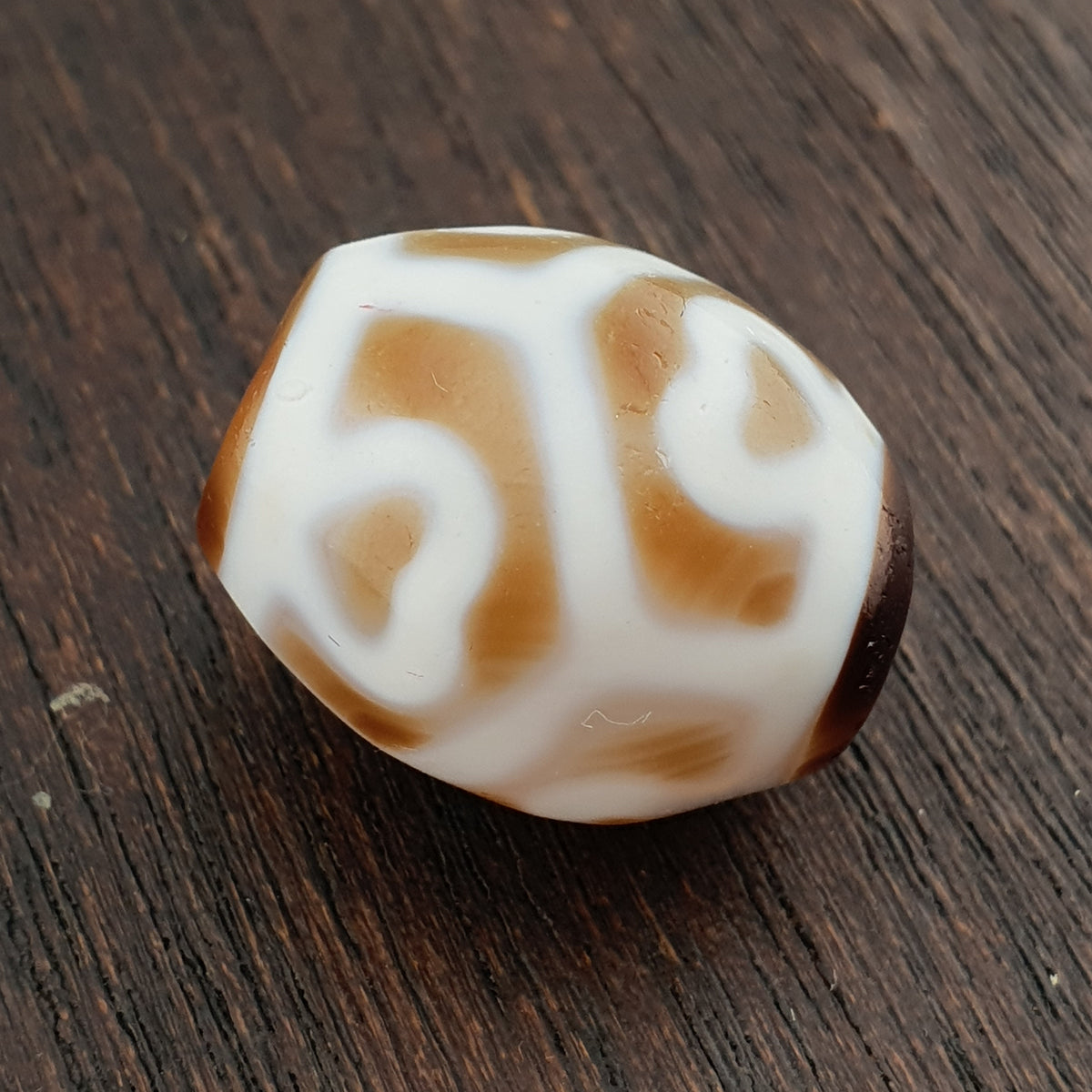 Amulette Perle d'Agate Ancienne du Tibet Motif Vase au Trésor de l'Himalaya