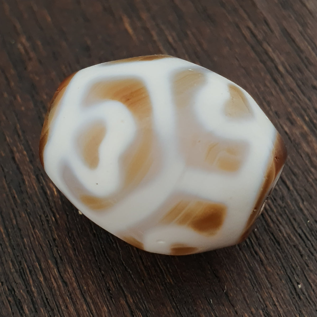 Amulette Perle d'Agate Ancienne du Tibet Motif Vase au Trésor de l'Himalaya