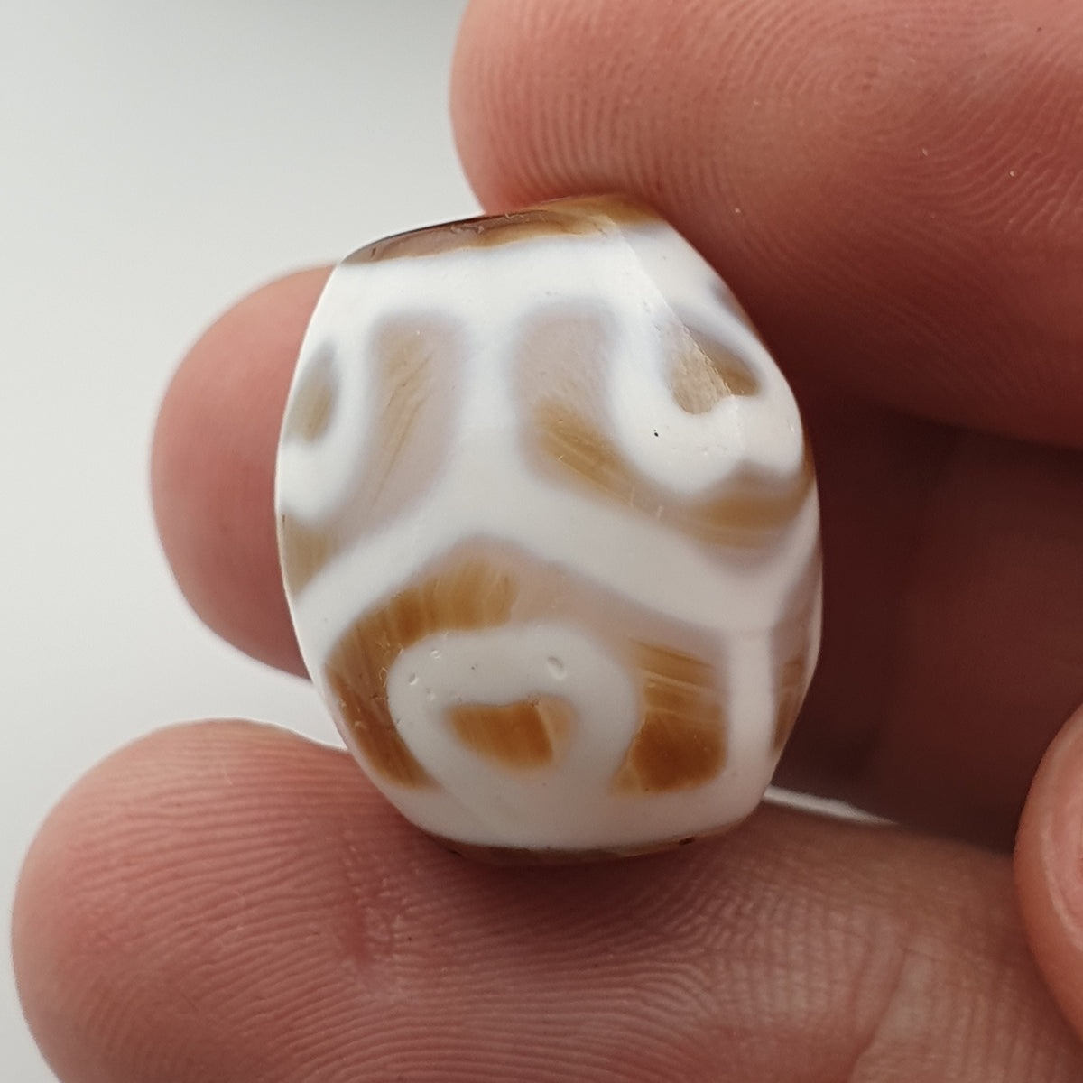 Amulette Perle d'Agate Ancienne du Tibet Motif Vase au Trésor de l'Himalaya