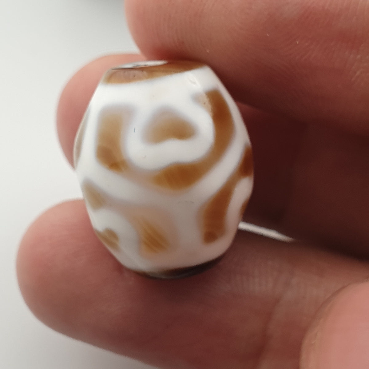 Amulette Perle d'Agate Ancienne du Tibet Motif Vase au Trésor de l'Himalaya