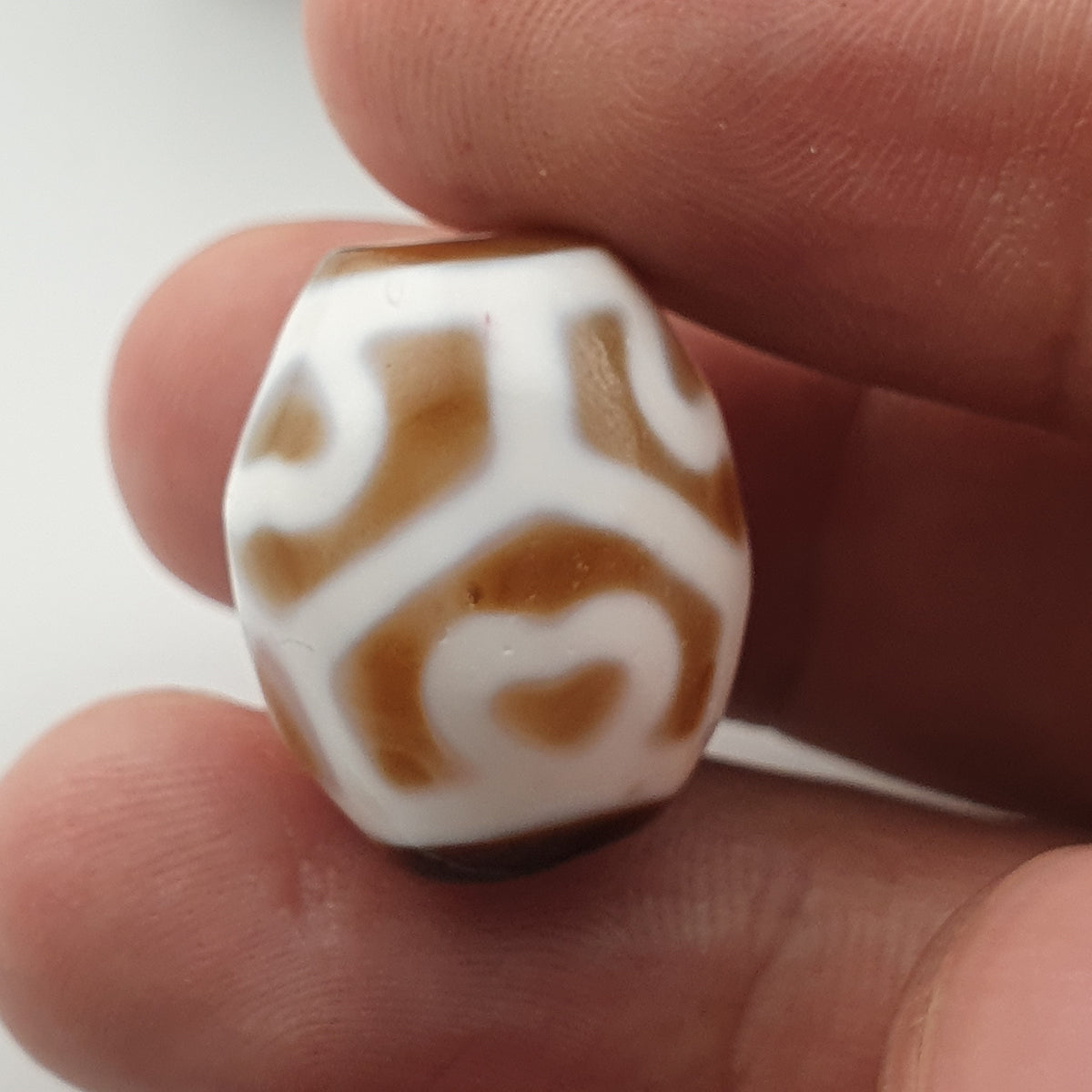 Amulette Perle d'Agate Ancienne du Tibet Motif Vase au Trésor de l'Himalaya