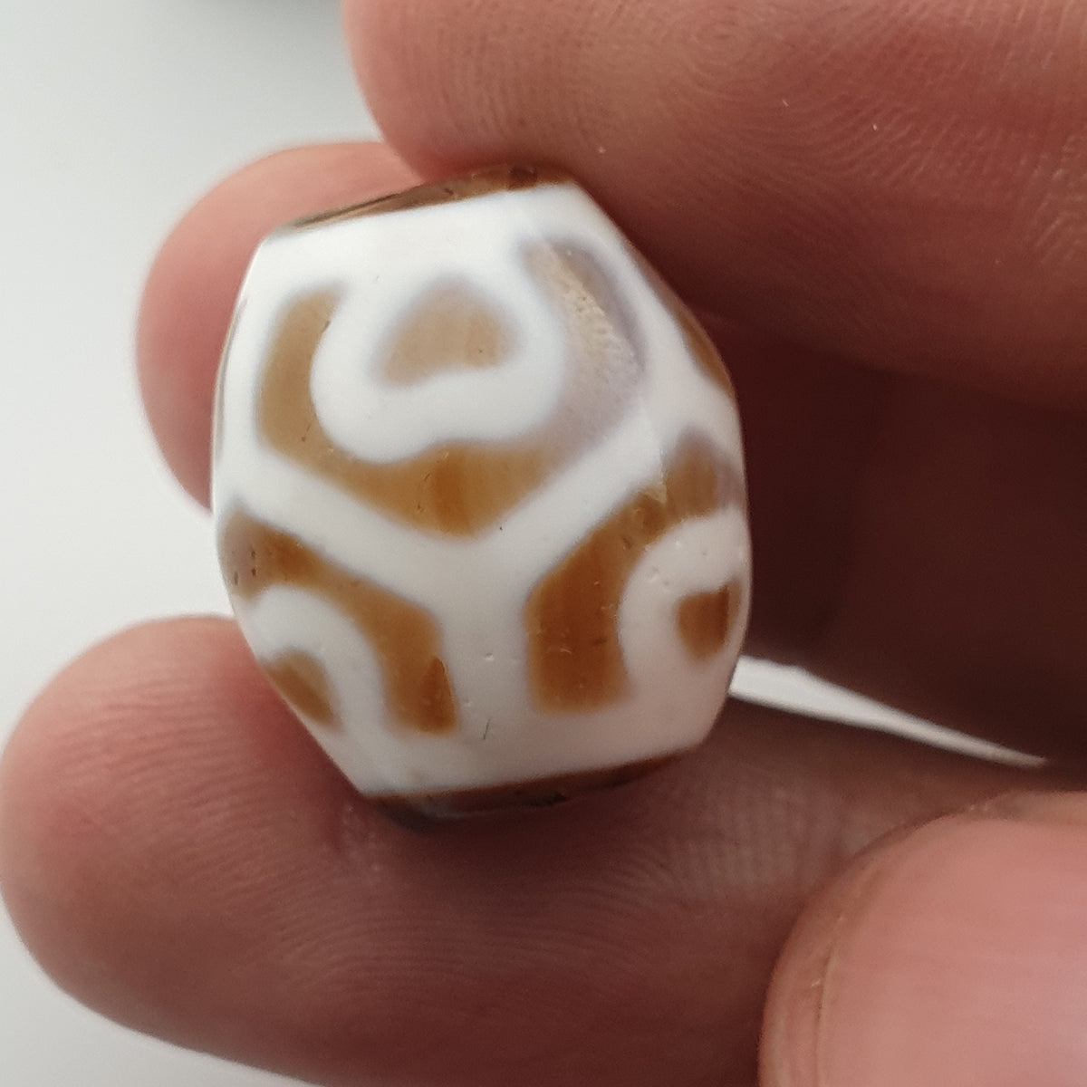 Amulette Perle d'Agate Ancienne du Tibet Motif Vase au Trésor de l'Himalaya